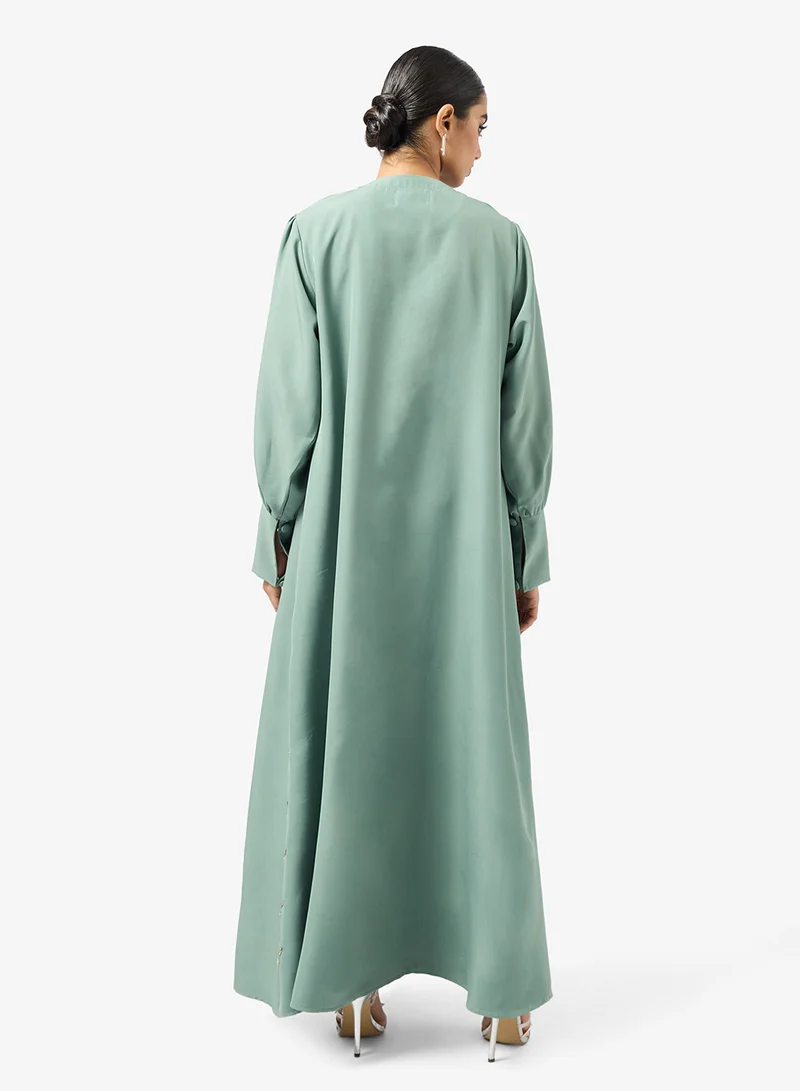 هيا كلوزيت عباية مفتوحة مزينة بالزهور بياقة على شكل حرف  وأكمام منتفخة